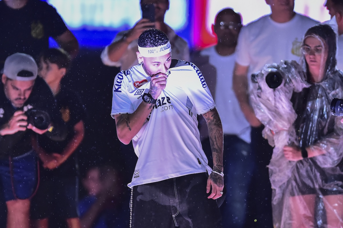 Neymar præsenteret foran et fyldt Vila Belmiro i Santos